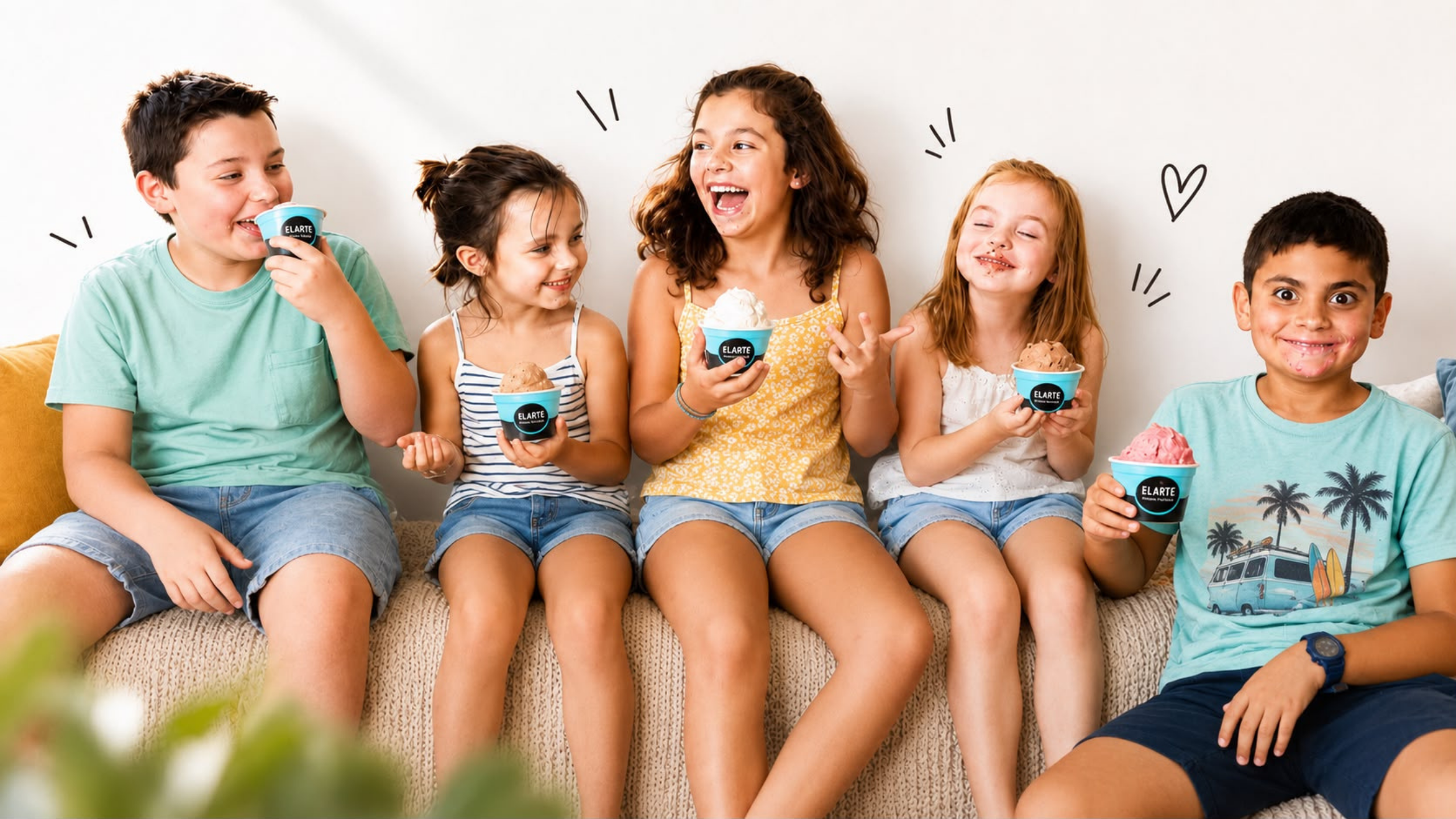 grupo de nuños comiéndose helados naturales de Elarte y sonriendo felices