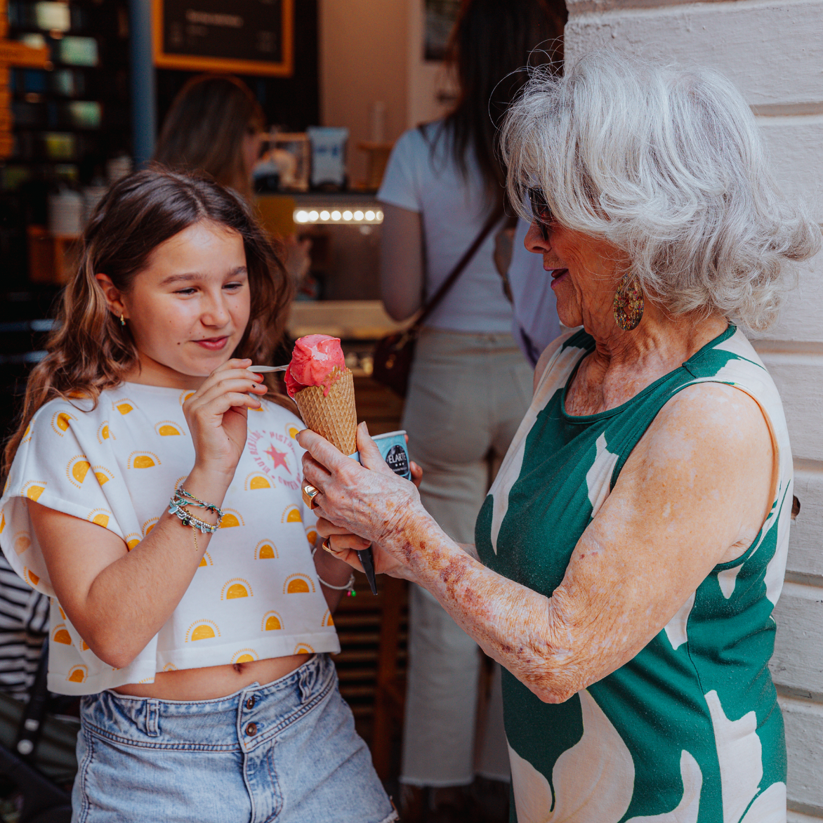 abuela y nieta disfrutan de un helado de Elarte Helados naturales