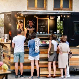 Foodtruck de Elarte en un pueblo del Pirineo