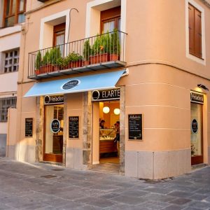 fachada de la heladería Elarte en Jaca junto a la catedral