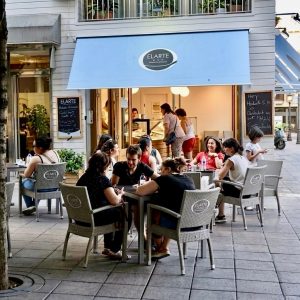 terraza de la heladería Elarte en Huesca en la esquina de la Calle Caspe con la Plaza San Antonio